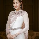 ชุดไทยศิวาลัยสีขาว เรียบ หรู ดูทันสมัย แต่ยังคงความเป็นไทยด้วยกิมมิคการดีไซน์เฉพาะ ที่ Deeplove
