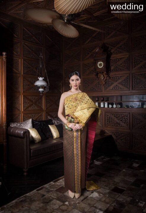ชุดไทยศิวาลัยสีขาว เรียบ หรู ดูทันสมัย แต่ยังคงความเป็นไทยด้วยกิมมิคการดีไซน์เฉพาะ ที่ Deeplove