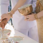 พิธีหลั่งน้ำพระพุทธมนต์มีความสำคัญต่อคู่รักกำลังแต่งอย่างไร