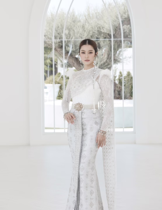 ชุดไทยประยุกต์ MALAI มาลัย สีเงินขาว