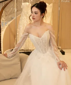 ชุดเจ้าสาว 𝗹𝗼𝗻𝗴 𝘀𝗹𝗲𝗲𝘃𝗲 𝗼𝗳𝗳-𝘀𝗵𝗼𝘂𝗹𝗱𝗲𝗿 𝗺𝘂𝗹𝘁𝗶 𝗮-𝗹𝗶𝗻𝗲