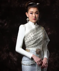 Alternative view of ชุดไทยศิวาลัย สีเงินห่มสไบปัก